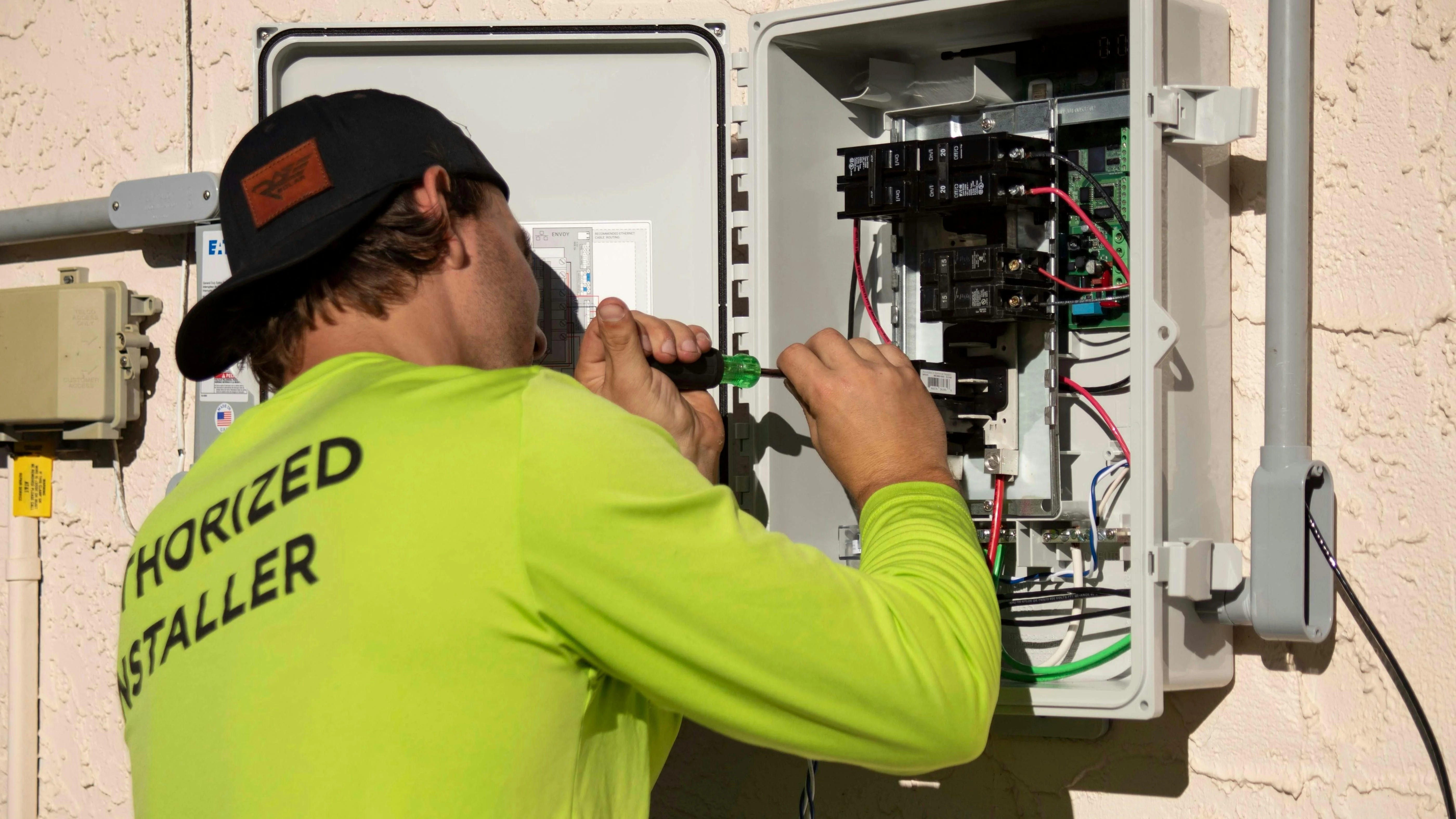 Electricista profesional trabajando